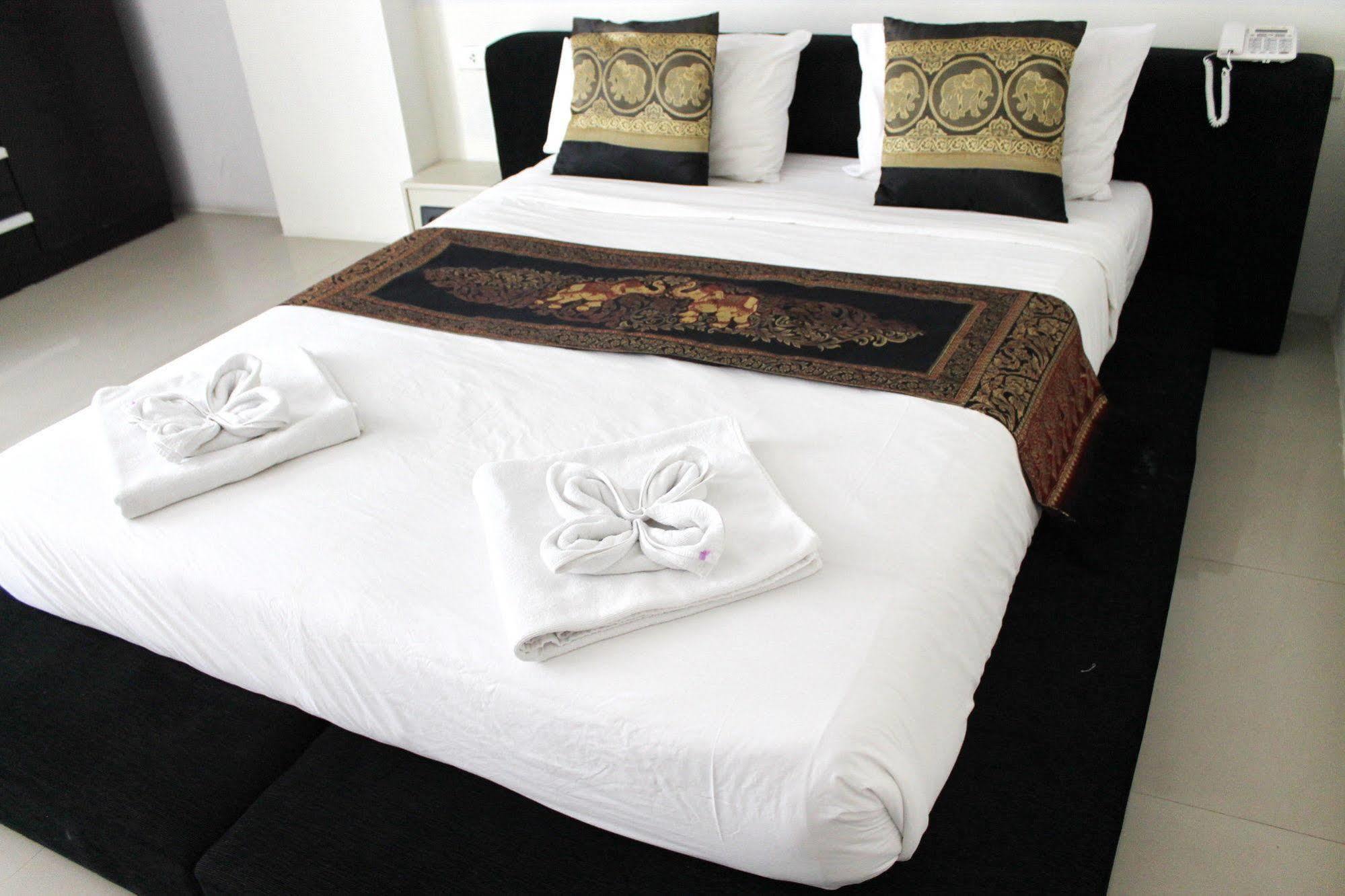 Lars-Lita Residence Patong Exterior photo