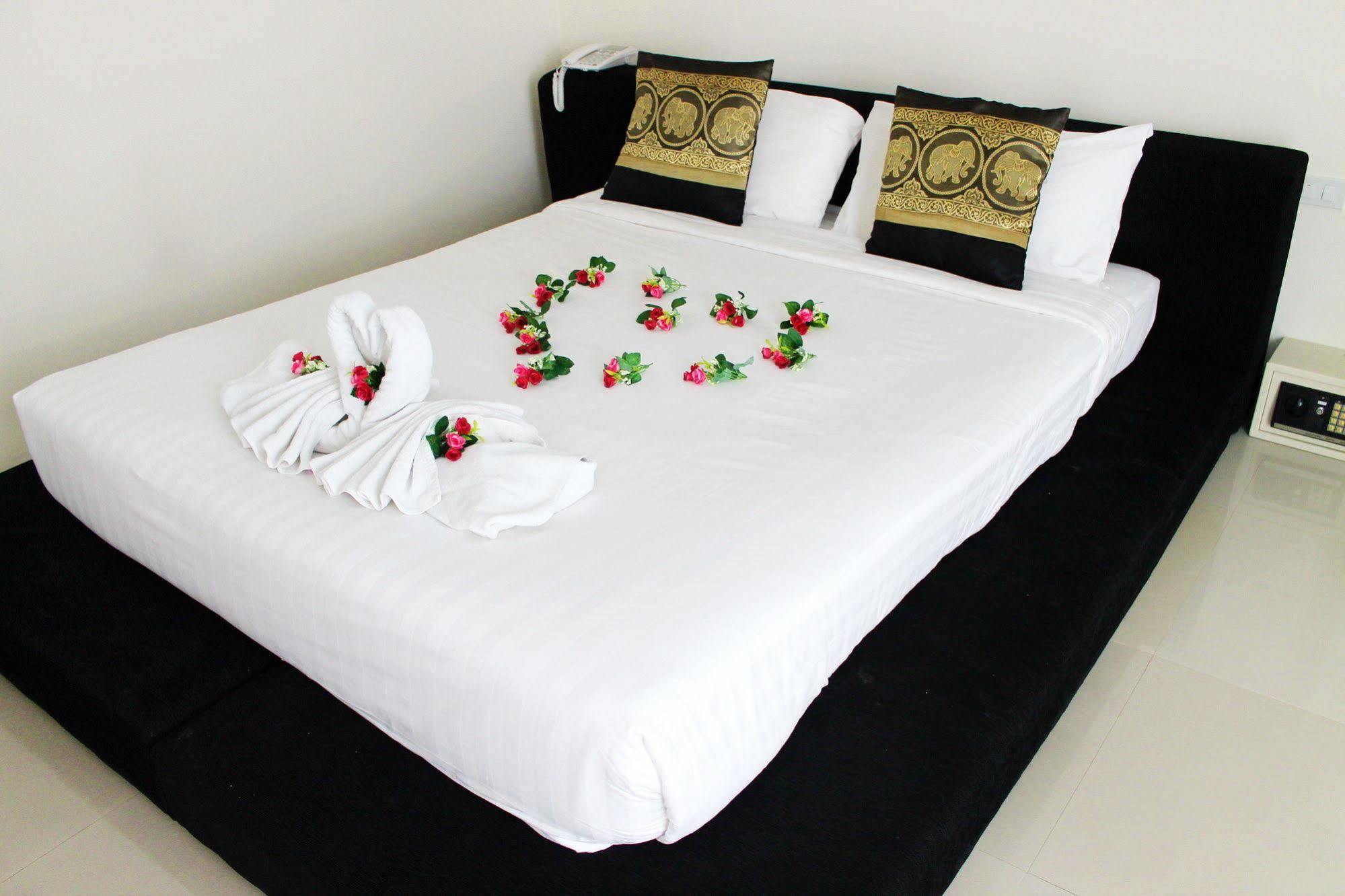 Lars-Lita Residence Patong Exterior photo